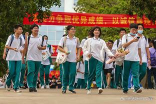 不愧是“腰王”！郑思维后跳强杀，腰都拧成麻花了还能杀球！